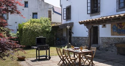 El Tresmayu. Manor house with garden in Lastres. Sea and mountain views.