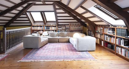 El Tresmayu. Manor house with garden in Lastres. Sea and mountain views.