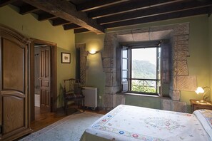 4 bedrooms, desk, iron/ironing board, travel crib - El Tresmayu. Manor house with garden in Lastres. Sea and mountain views. (Lastres)