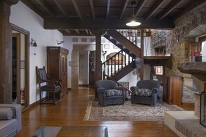 Interior - El Tresmayu. Manor house with garden in Lastres. Sea and mountain views. (Lastres)