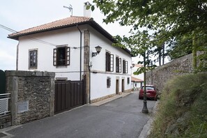 Exterior - El Tresmayu. Manor house with garden in Lastres. Sea and mountain views. (Lastres)