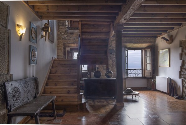 Interior - El Tresmayu. Manor house with garden in Lastres. Sea and mountain views. (Lastres)