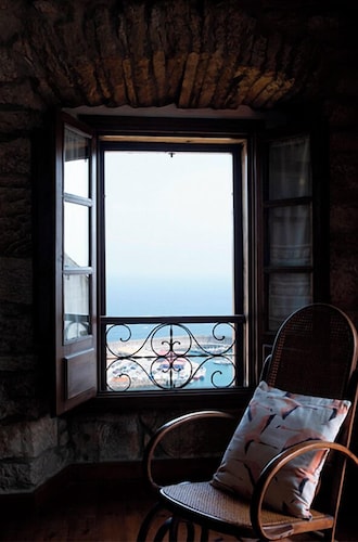 El Tresmayu. Casona con jardín en Lastres. Vistas al mar y a la montaña.
