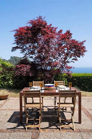 Outdoor dining - El Tresmayu. Manor house with garden in Lastres. Sea and mountain views. (Lastres)