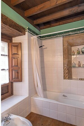 Een bad, een haardroger, een bidet, handdoeken