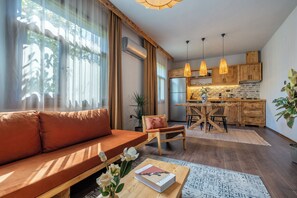 Villa – superior, 1 soverom | Oppholdsområde | En 30-tommers LCD-TV med kabel-kanaler samt TV