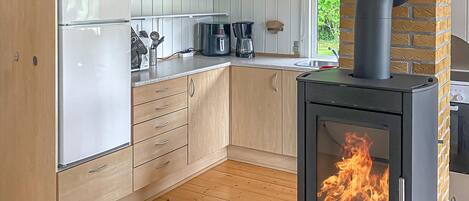 Wasserkocher mit Kaffee-/Teezubehör, Kühlschrank, Mikrowelle
