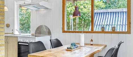 Kylskåp och kaffe- och tebryggare