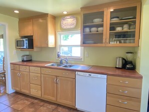 ثلاجة، ميكروويف، فرن، موقد طهي مسطح