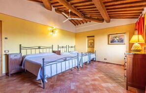 2 bedrooms, iron/ironing board, travel cot, free WiFi