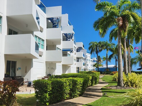 Beautiful 2 bedrooms condo steps away from the beach