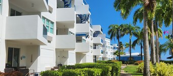 Beautiful 2 bedrooms condo steps away from the beach