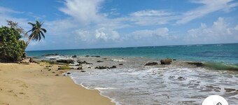 Beautiful 2 bedrooms condo steps away from the beach