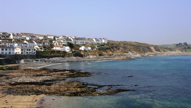 A coastal town with houses on a hillside overlooking the sea. - Crotchet Cottage - Two Bedroom Cottage, Sleeps 4 (Saint Anthony)