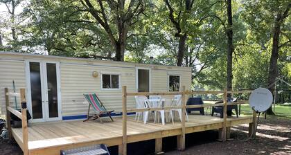 Charmant Mobil Home avec piscine à Saint Bonnet Troncais.