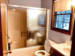 Bathtub - Beachway Home Nestled in the Woods  - 5min from the beach! (Holland)