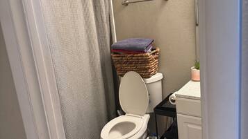 Een bad, een haardroger, handdoeken, zeep