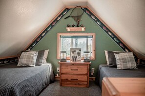 3 bedrooms, travel cot, free WiFi, bed sheets