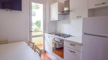 Fridge, stovetop, coffee/tea maker