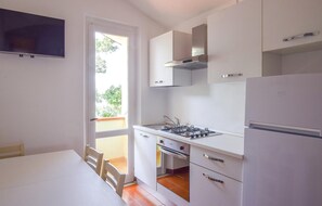 Refrigerador, parrilla de estufa y cafetera y tetera 