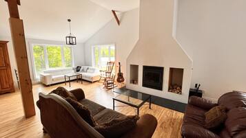 Smart TV, chimenea, videojuegos y reproductor de DVD