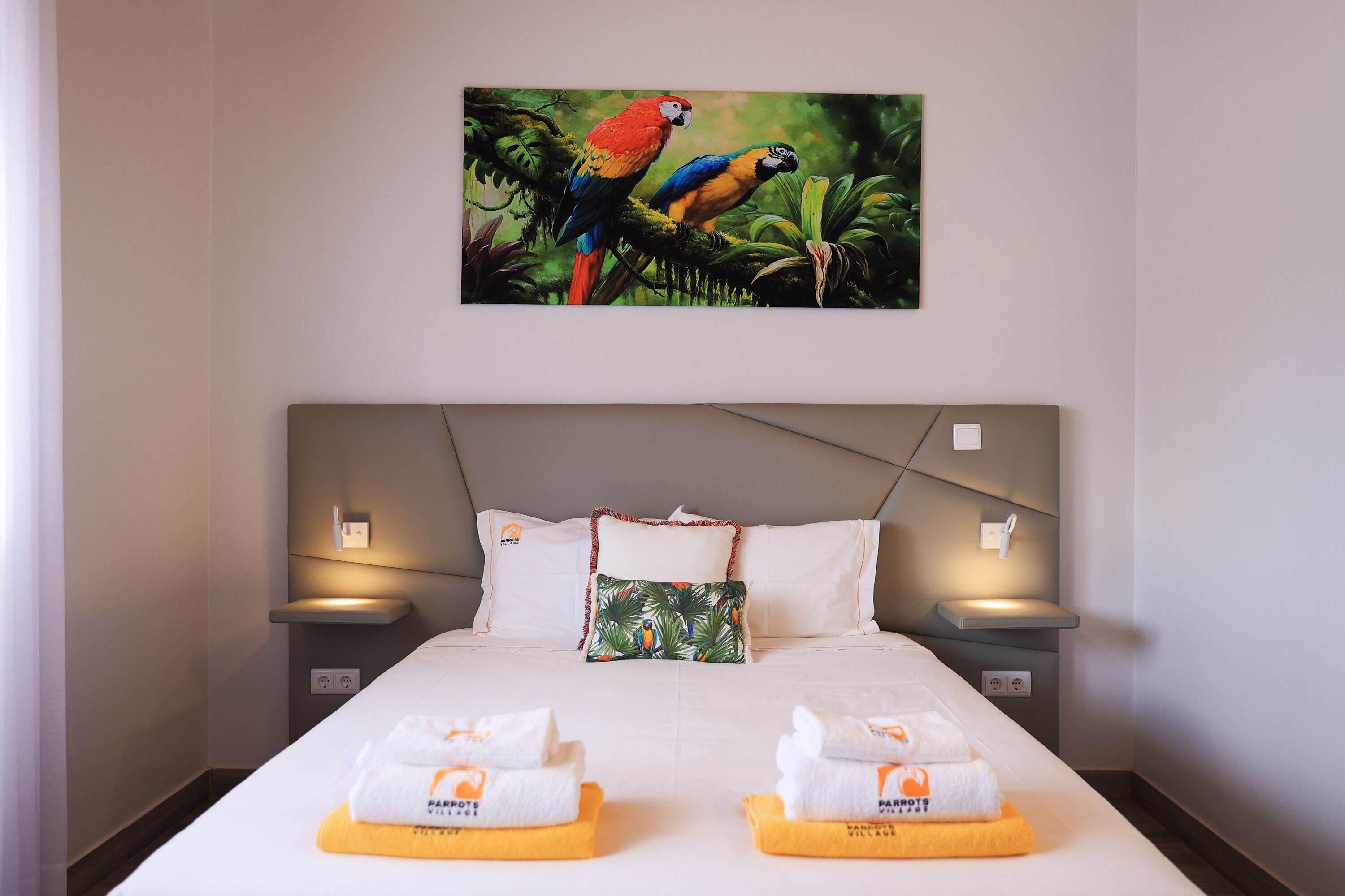 Photo - Parrots`Village