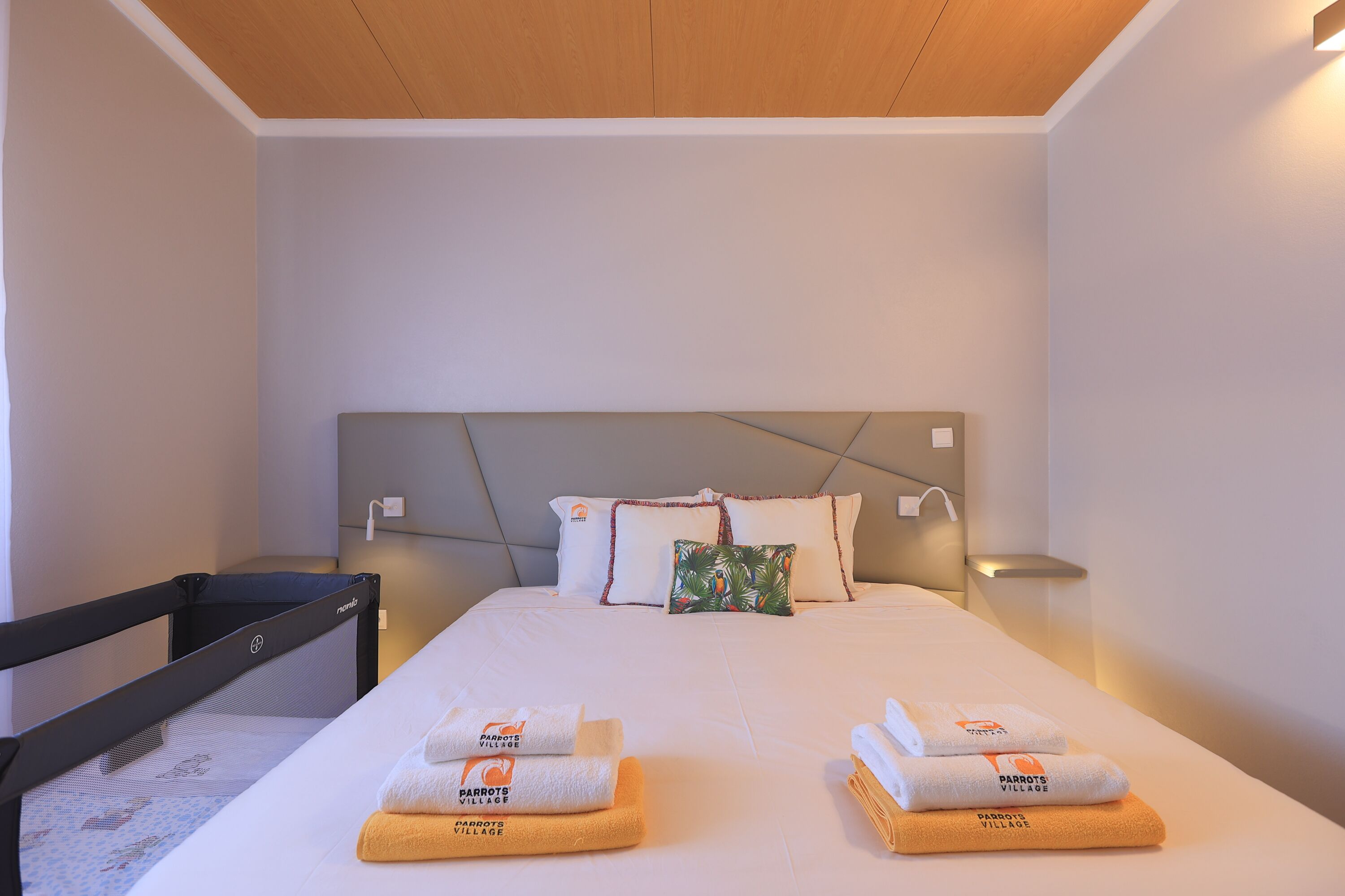 Photo - Parrots`Village