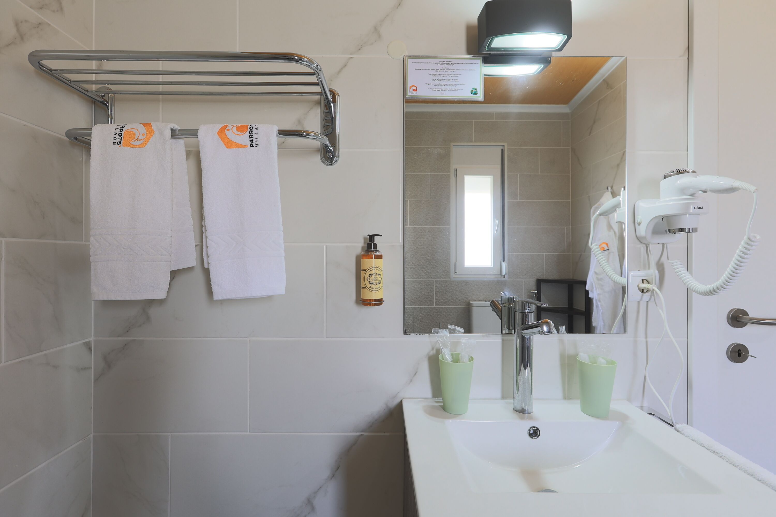 Photo - Parrots`Village