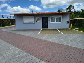 Standard-bungalow, näköala puutarhaan | 2 makuuhuonetta, egyptinpuuvillaiset lakanat, ylelliset vuodevaatteet