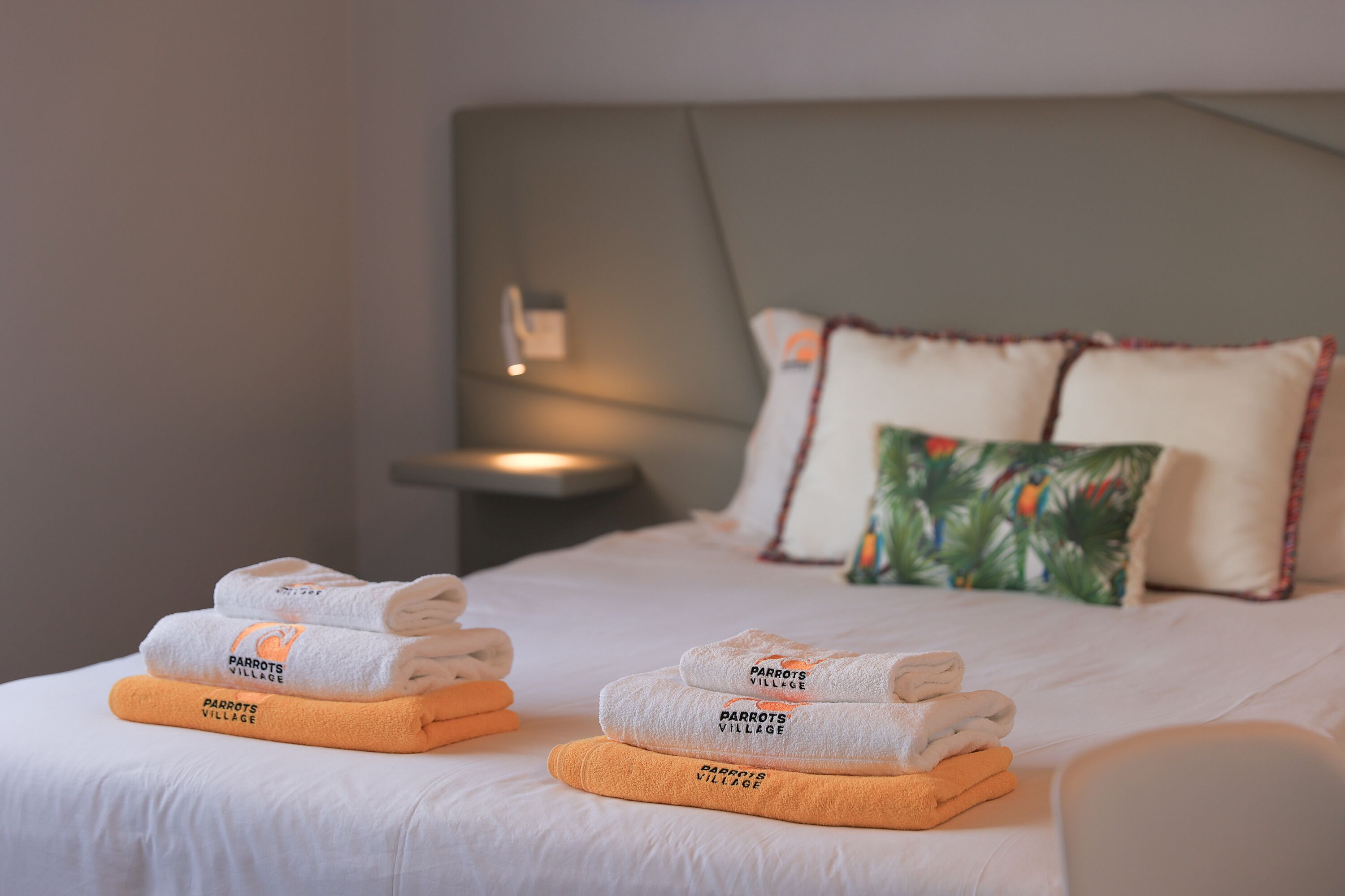 Photo - Parrots`Village