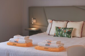 2 bedrooms, Egyptian cotton sheets, premium bedding, Select Comfort beds - Parrots Village (Ribeira Grande)