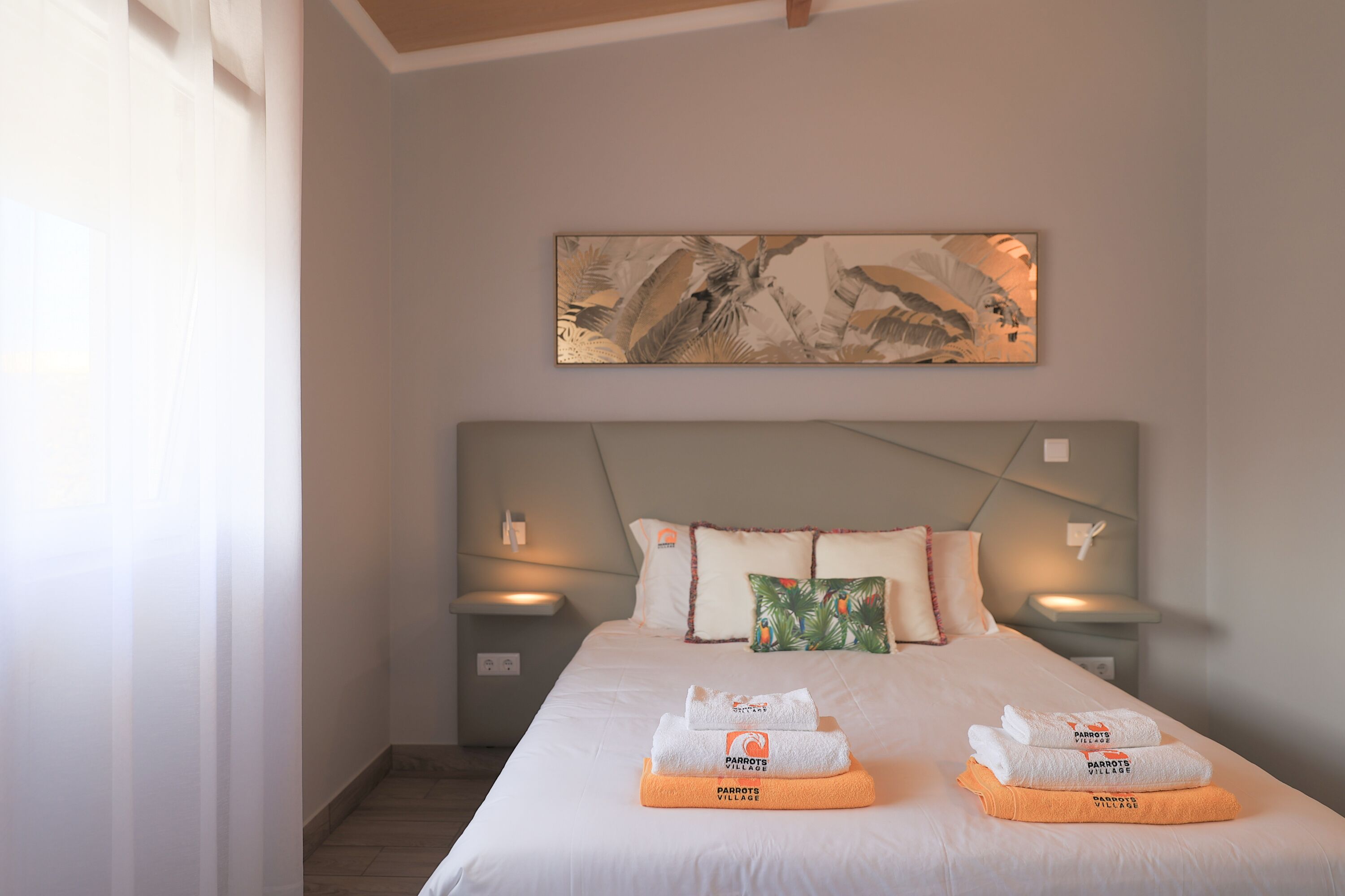 Photo - Parrots`Village