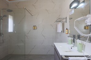 Bruser, brusehoved med spredningseffekt, gratis toiletartikler
