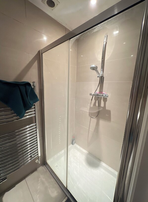 Shower - Extremely spacious apartment with amenities (Abingdon)