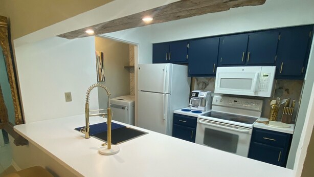 Coffee/tea maker, fridge, microwave, oven