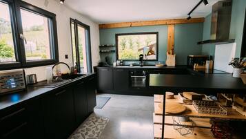 Geladeira, micro-ondas, fogĂŁo, cooktop