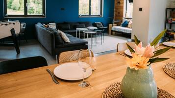 Smart TV, pebolim, mesa de pingue-pongue, aparelho de som