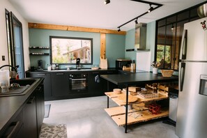 Fridge, microwave, oven, stovetop - CHALET DE LA FOUGERE 15 PERS 180M2 BAUGES (Thoiry)