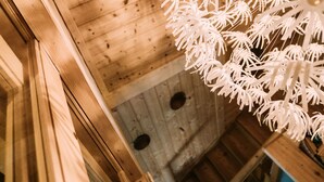A wooden ceiling with a hanging light fixture. - CHALET DE LA FOUGERE 15 PERS 180M2 BAUGES (Thoiry)