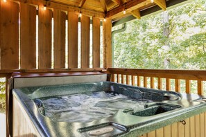 Outdoor spa tub - Boho Chic Cabin: Hot Tub - Mountain View’s - FREE Early Checkin- May DEALS (Sevierville)