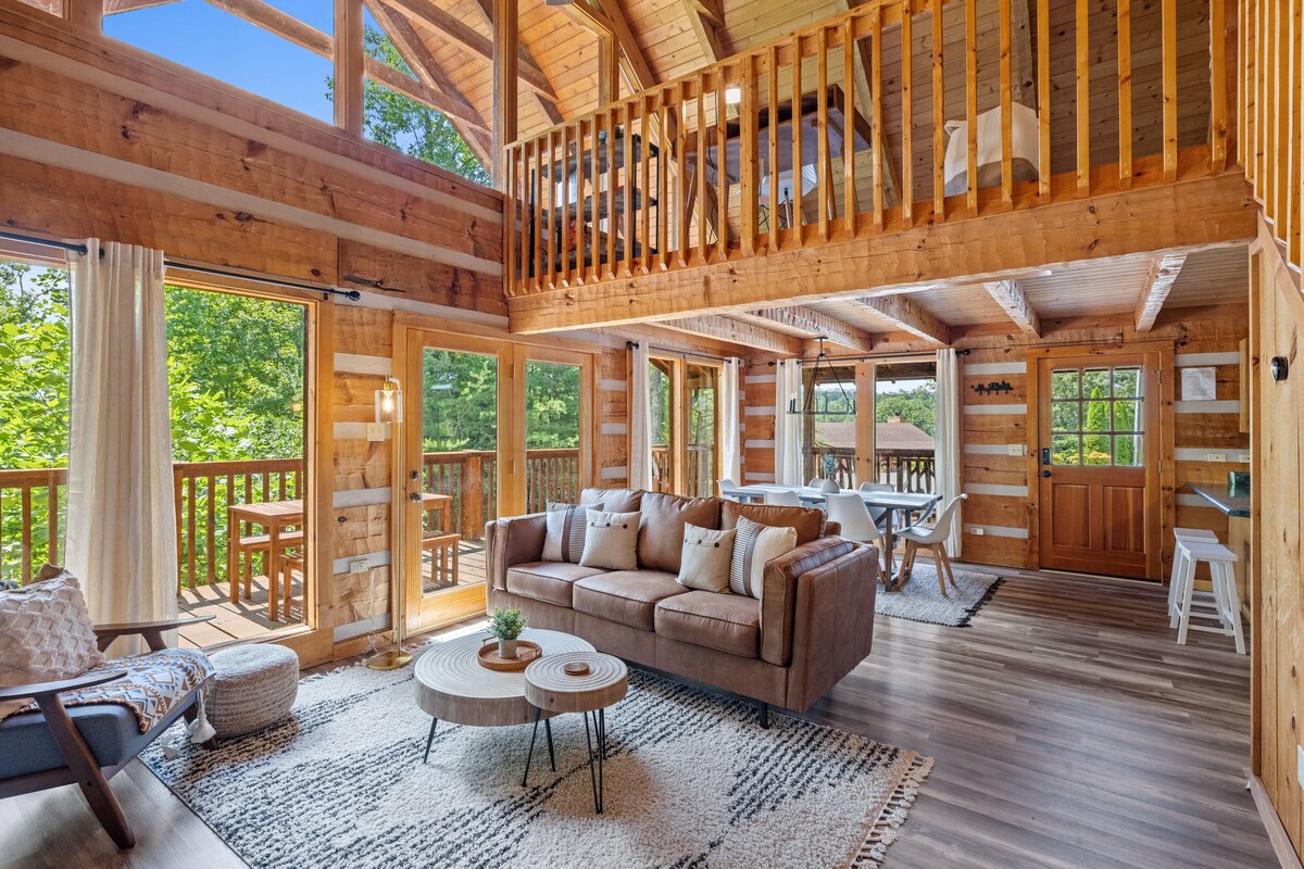 Boho Chic Cabin: Hot Tub - Mountain Views - FREE Early Checkin - PRIME Location