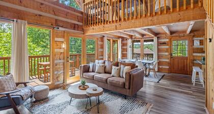 Boho Chic Cabin: Hot Tub - Mountain Views - FREE Early Checkin - PRIME Location