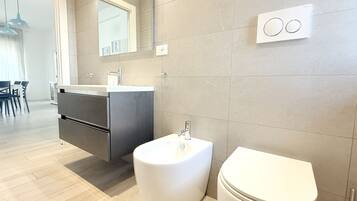 Doccia, bidet, asciugamani
