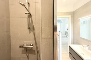 Dusche, Bidet, Handtücher