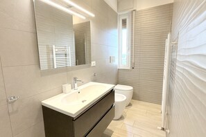 Shower, bidet, towels - S270 - Sirolo, four-room apartment in the center with a panoramic view (Sirolo)