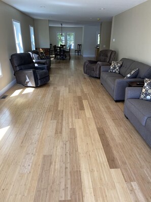 Smart-TV, Kamin, Tischtennisplatte