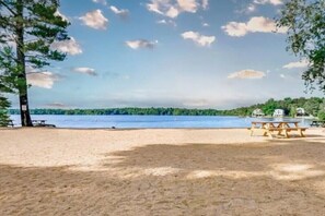 Nära stranden och solstolar