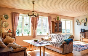 TV, fireplace - Lovely home in Lonevåg with WiFi (Lonevåg)