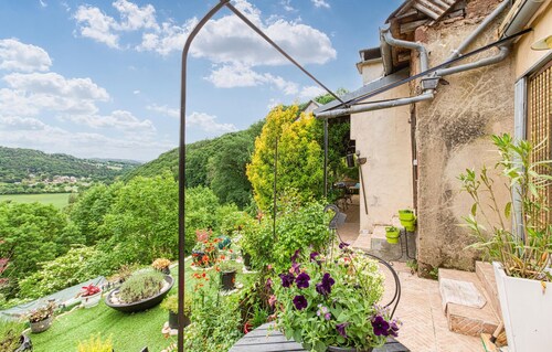 2 bedroom nice home in Saint Laurent d'Olt
