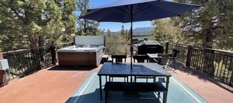 Spacious Cabin: Fun Game Room, 5pm Checkout, Large Kitchen, Views!